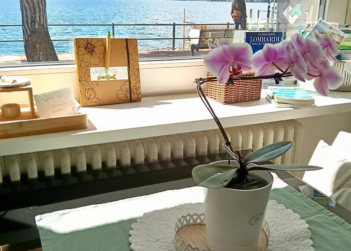 Porto Vecchio - Charming Lakefront In The Heart Of דירה